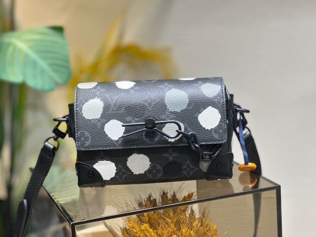 Louis Vuitton Steamer Wearable Wallet