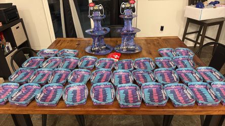33 Fortnite nacho boxes for med kit covers for chocolate and two cupcake holders