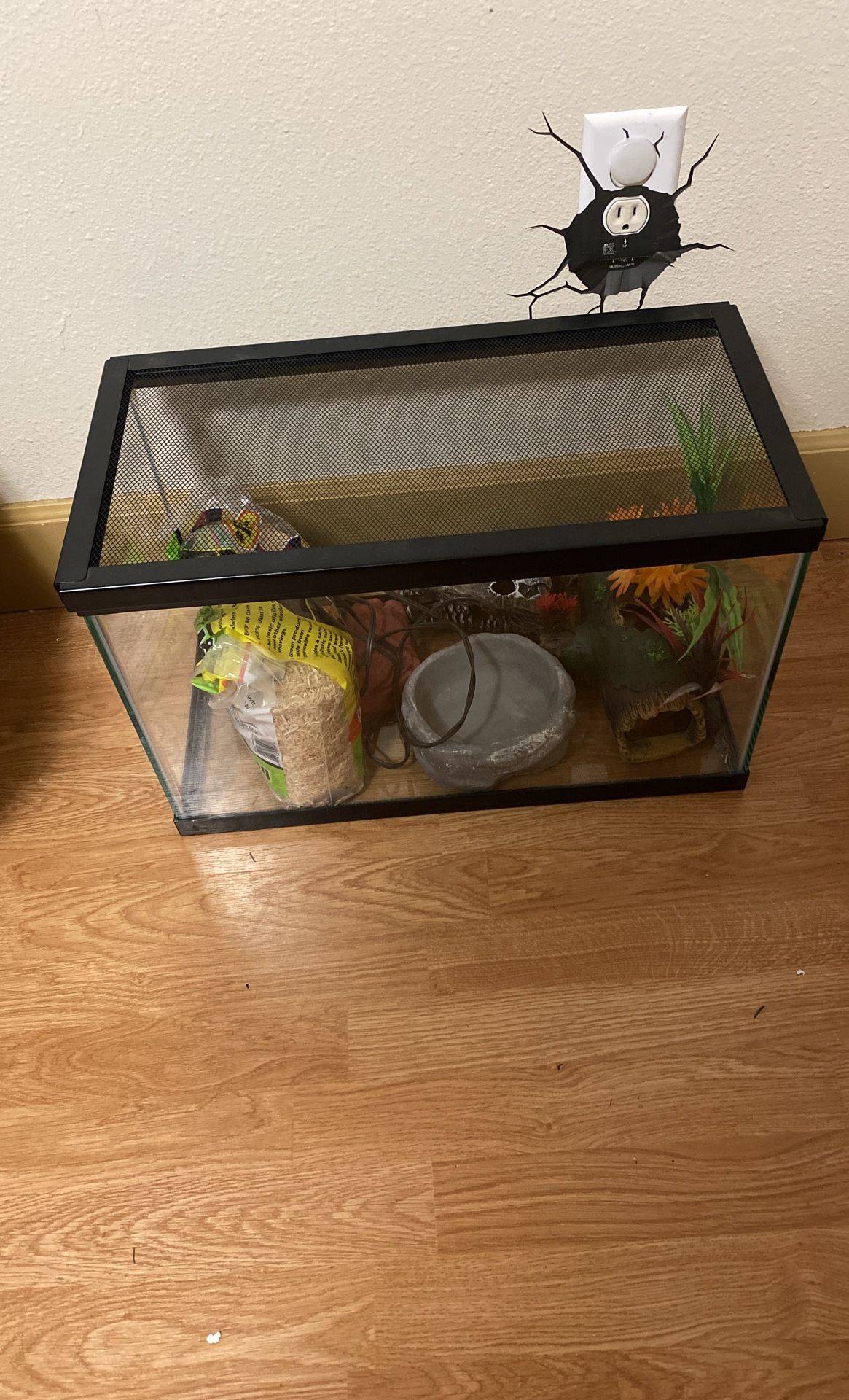 Reptile Enclosure With Extras