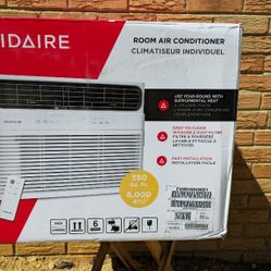 Frigidaire
8000 BTU 115-Volt Window Air Conditioner Cools 350 sq. ft. with Heater with Remote in White