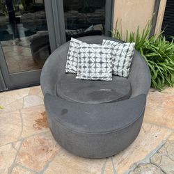 fREE-   Large  Round Outdoor Lounge Chair /Ottoman