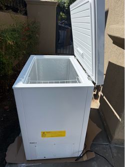 Free insignia chest freezer 7 cu ft - pickup only (doesn’t deep freeze)