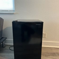 INSIGNIA Mini Fridge 