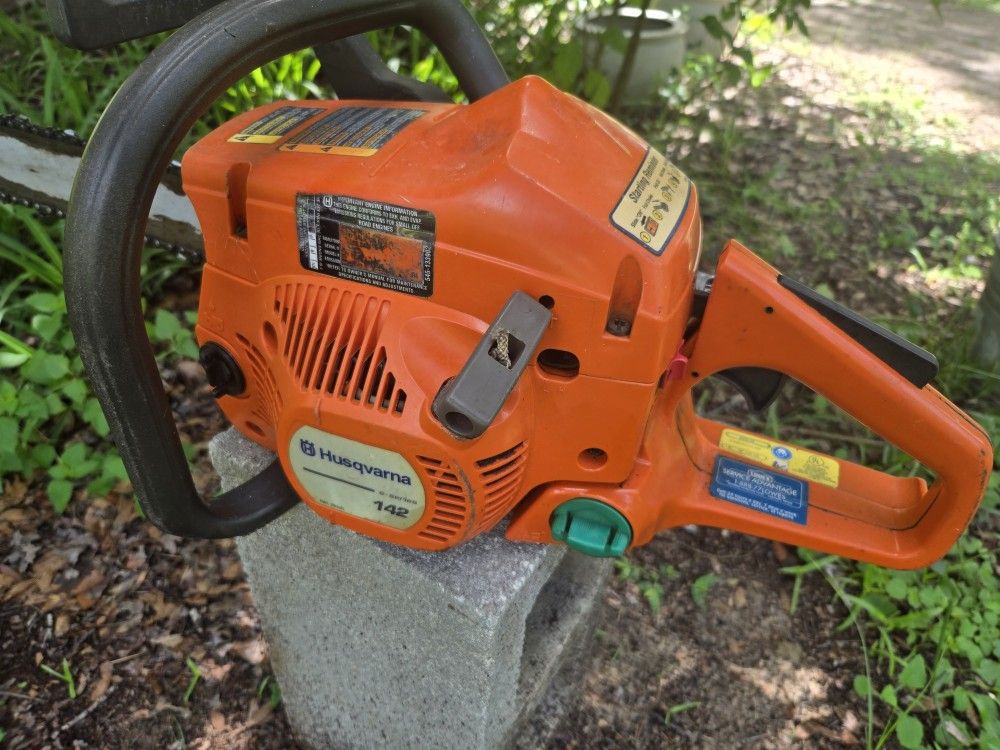 Husqvarna 142 Chain Saw 