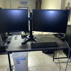 Dual Monitor Set Up With Keyboard 