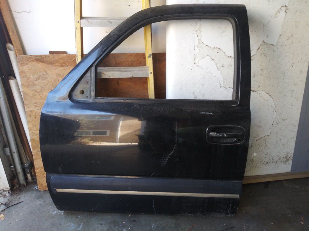 99-06 Chevy truck door. Excellent condition, no dents or rust. Includes handle and latch