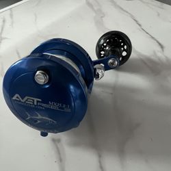 Avet MXJ Blue Like New w/power handle