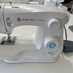 Singer Sewing Machine 
