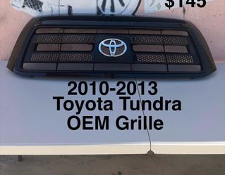 2011 Toyota tundra OEM Grille