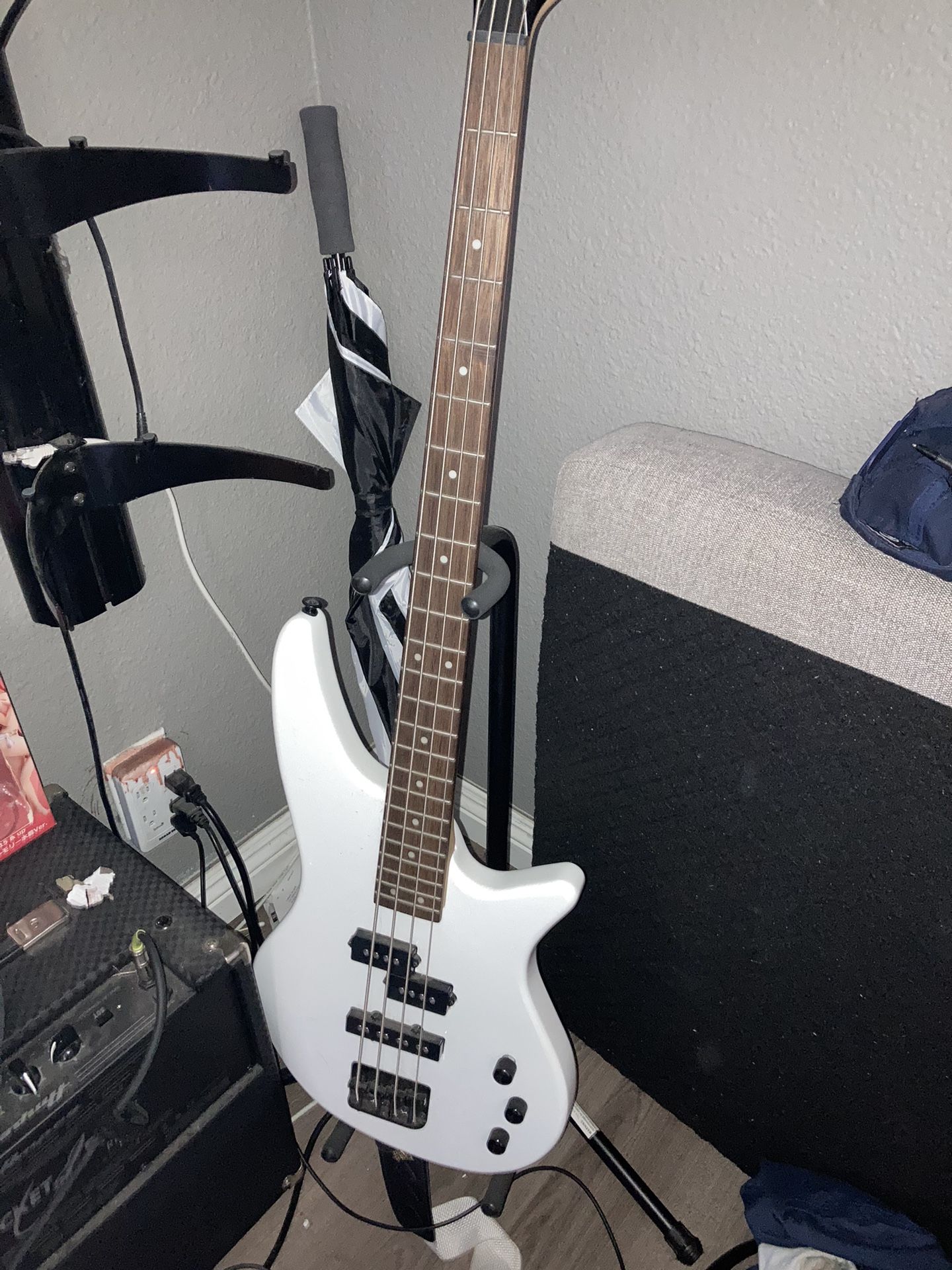 Bass guitar