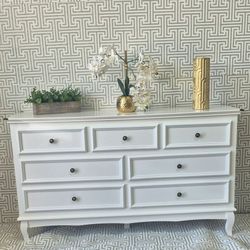 ADORABLE WHITE 7 DRAWERS DRESSER FRENCH STYLE 55X17X33 SMOTHLY DRAWERS. GOLD DETAILS