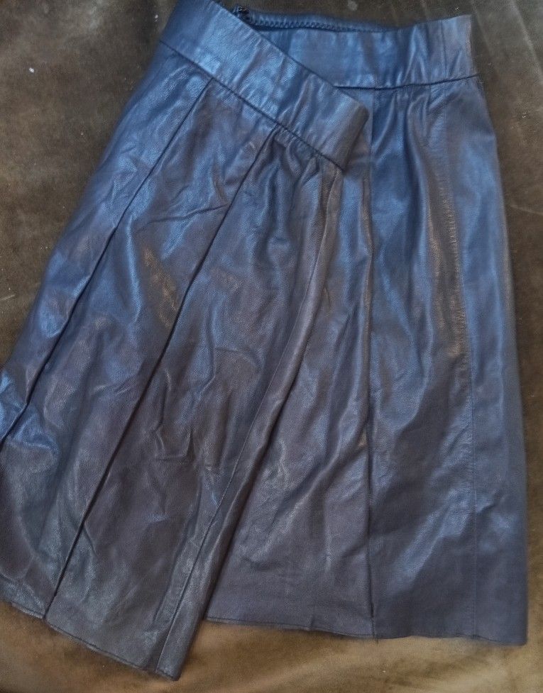 Vince. Gray Soft Leather Mini- Skirt, Sz M, NWOT