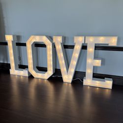 4ft Wooden LOVE Marquees – For Sale