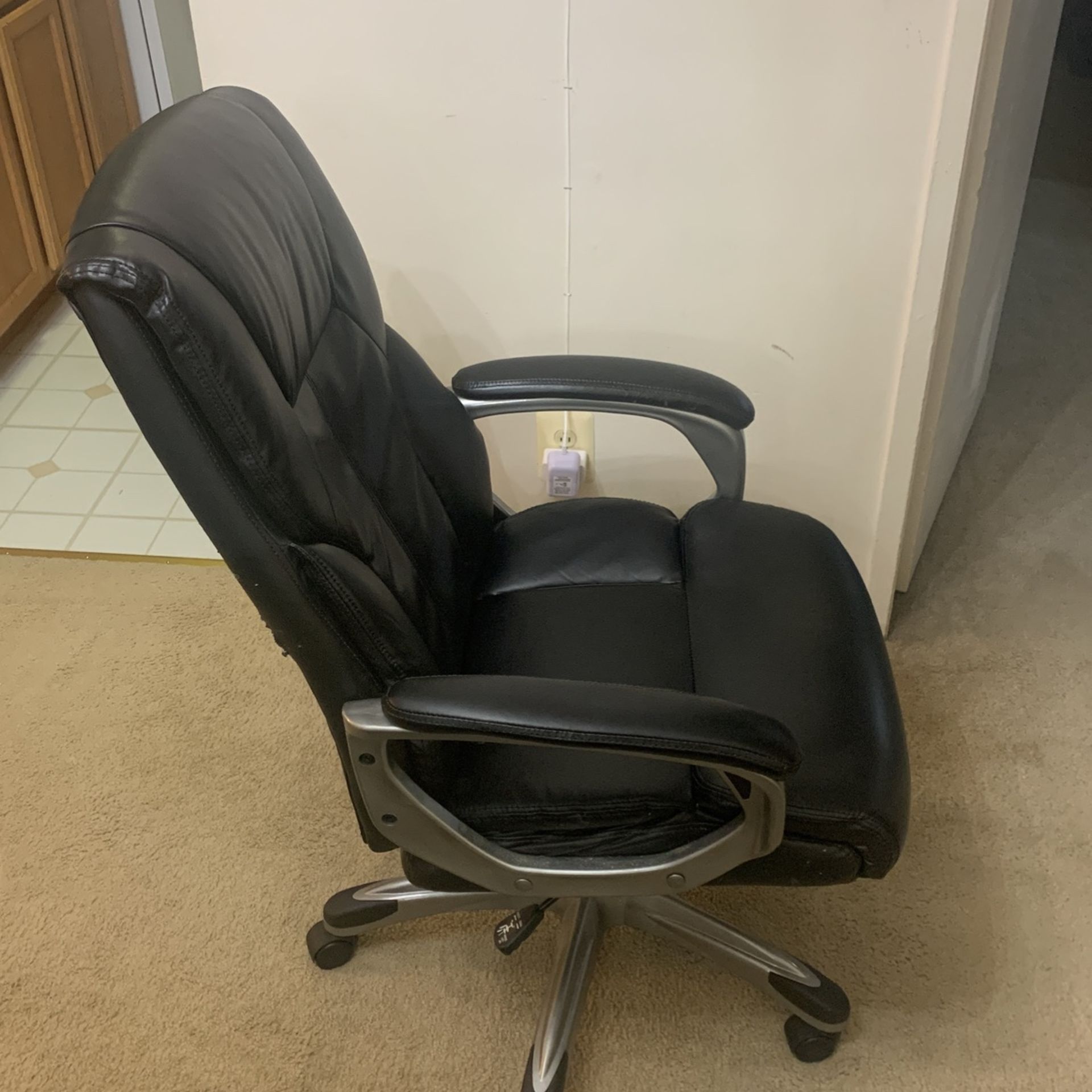 AmazonBasics High-back Executive Swivel Chair