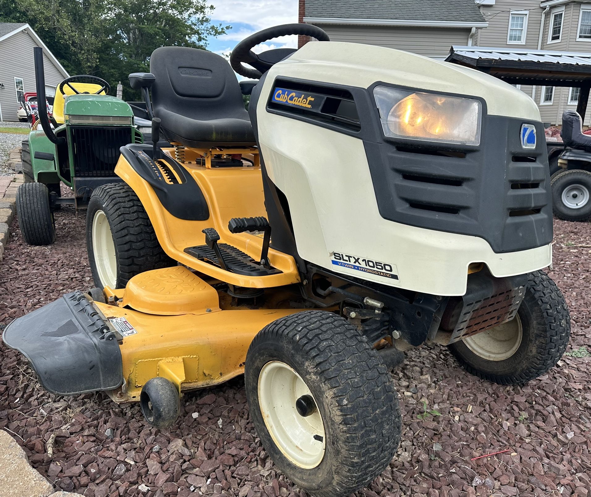 Cub Cadet SLTX 1050 Hydrostatic Lawn Tractor Mower