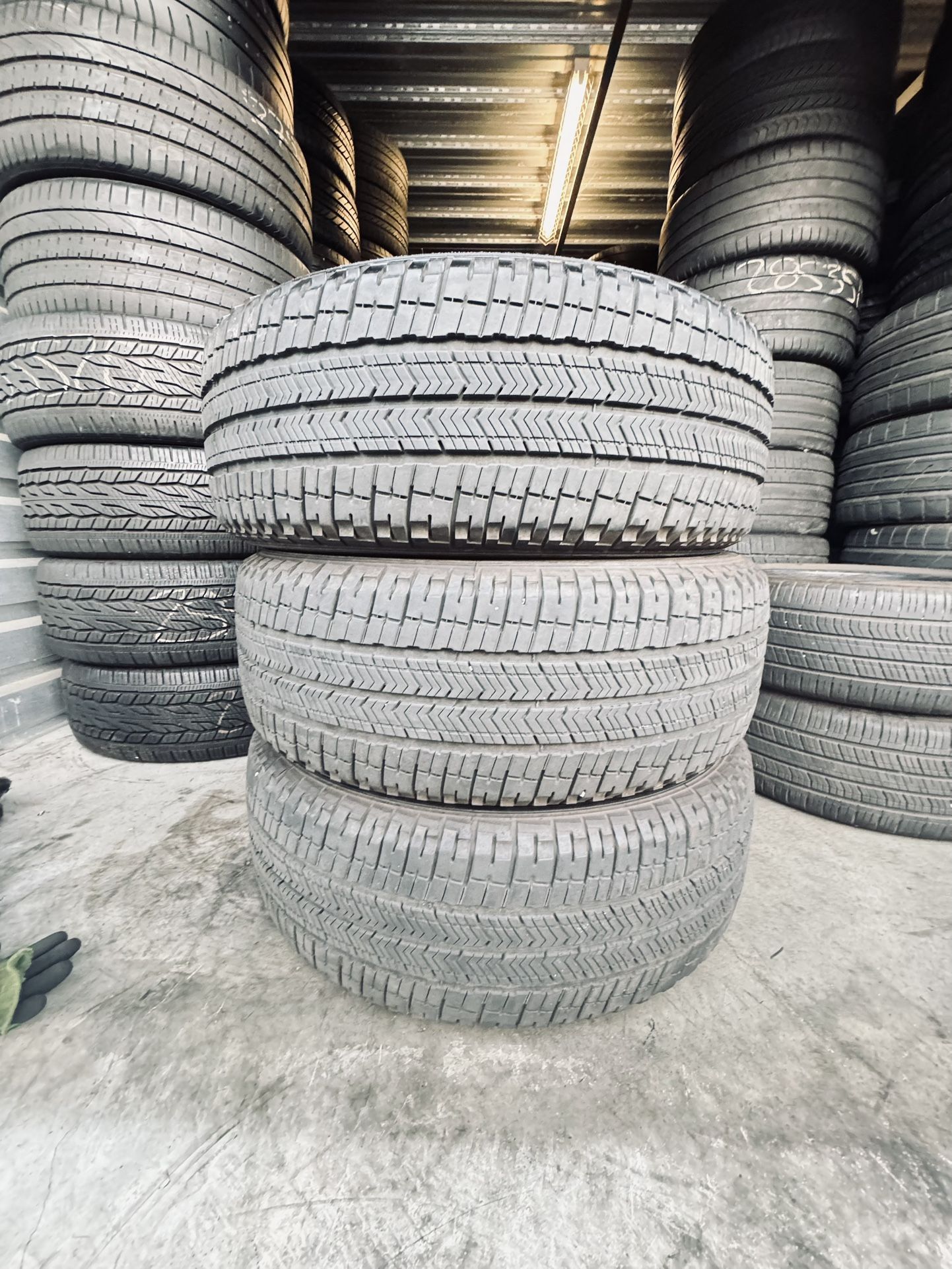 275/65/18 Michelin Primacy XC Like New Tread (3)