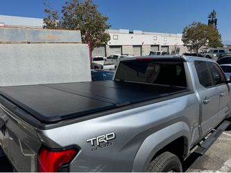 Hard Trifold Cover 2024-2026 Toyota Tacoma 6ft Tapa dura que dobla en tres