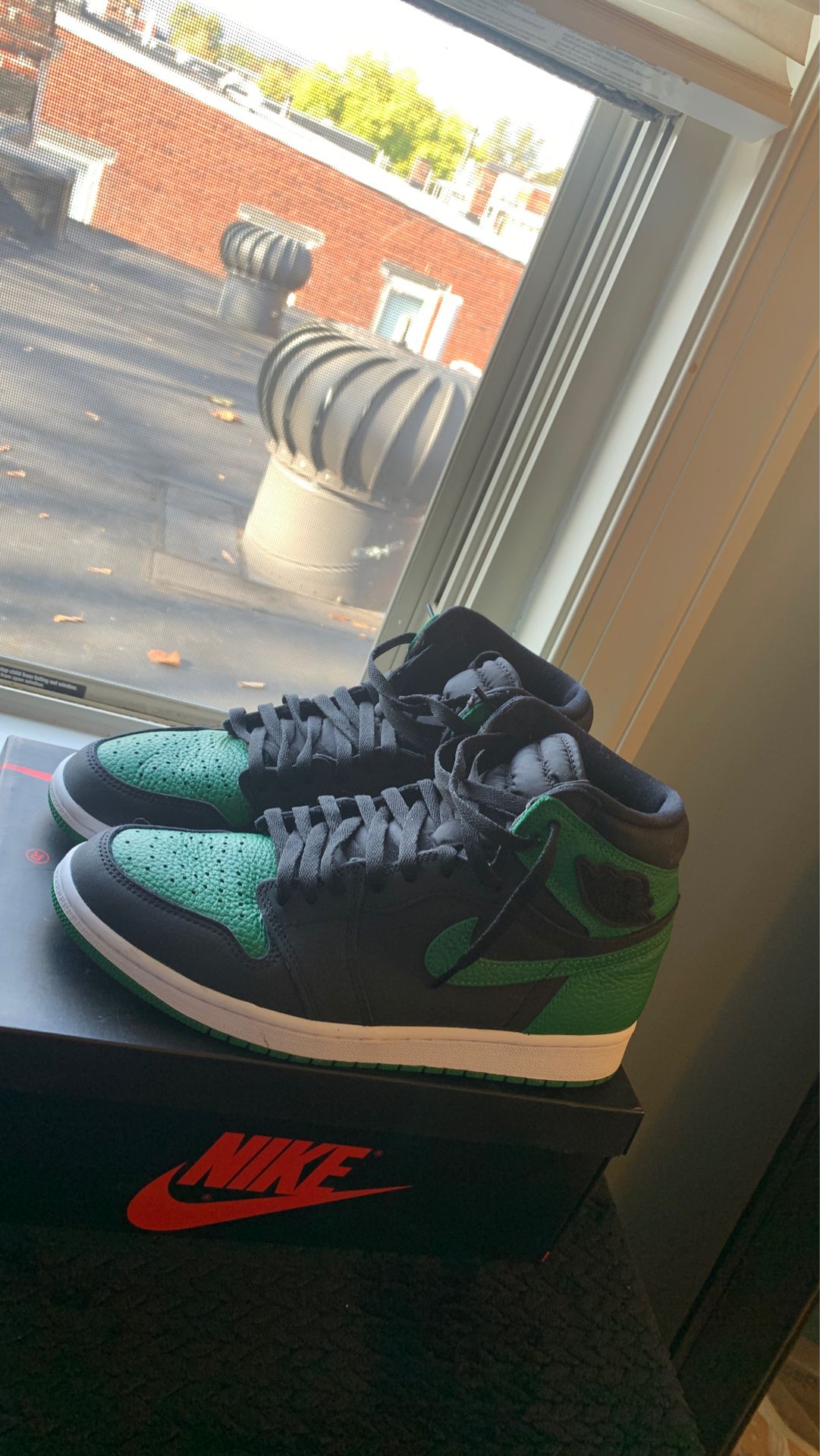 Jordan 1s Pine Green sz 9