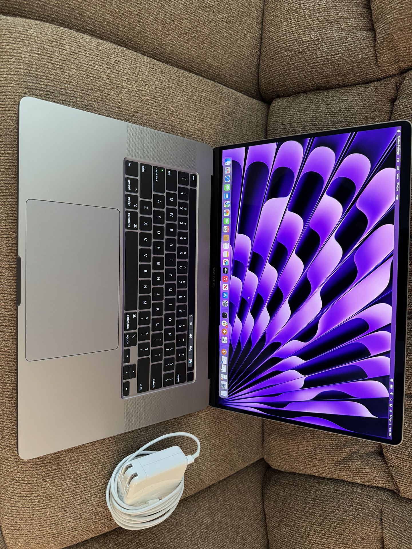 2019/2020 MacBook Pro 16”, i7 2.6ghz 6 Cores, 32gb ram,512gb.4GB graphic,81 Battery Cycles, Excellen