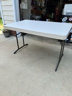 Folding table