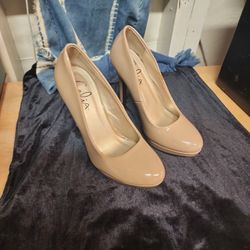 Size 6 WOMEN'S Heels