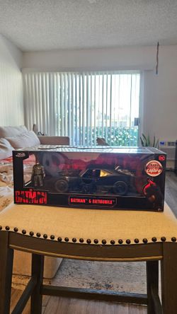 BATMOBILE W/LIGHTS & BATMAN FIGURE THE BATMAN 2022 MOVIE 1/18 DIECAST JADA