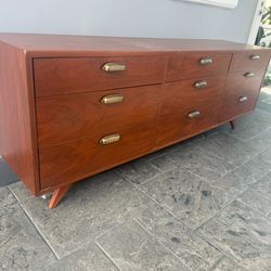Stunning Mcm walnut lowboy 9 drawer dresser