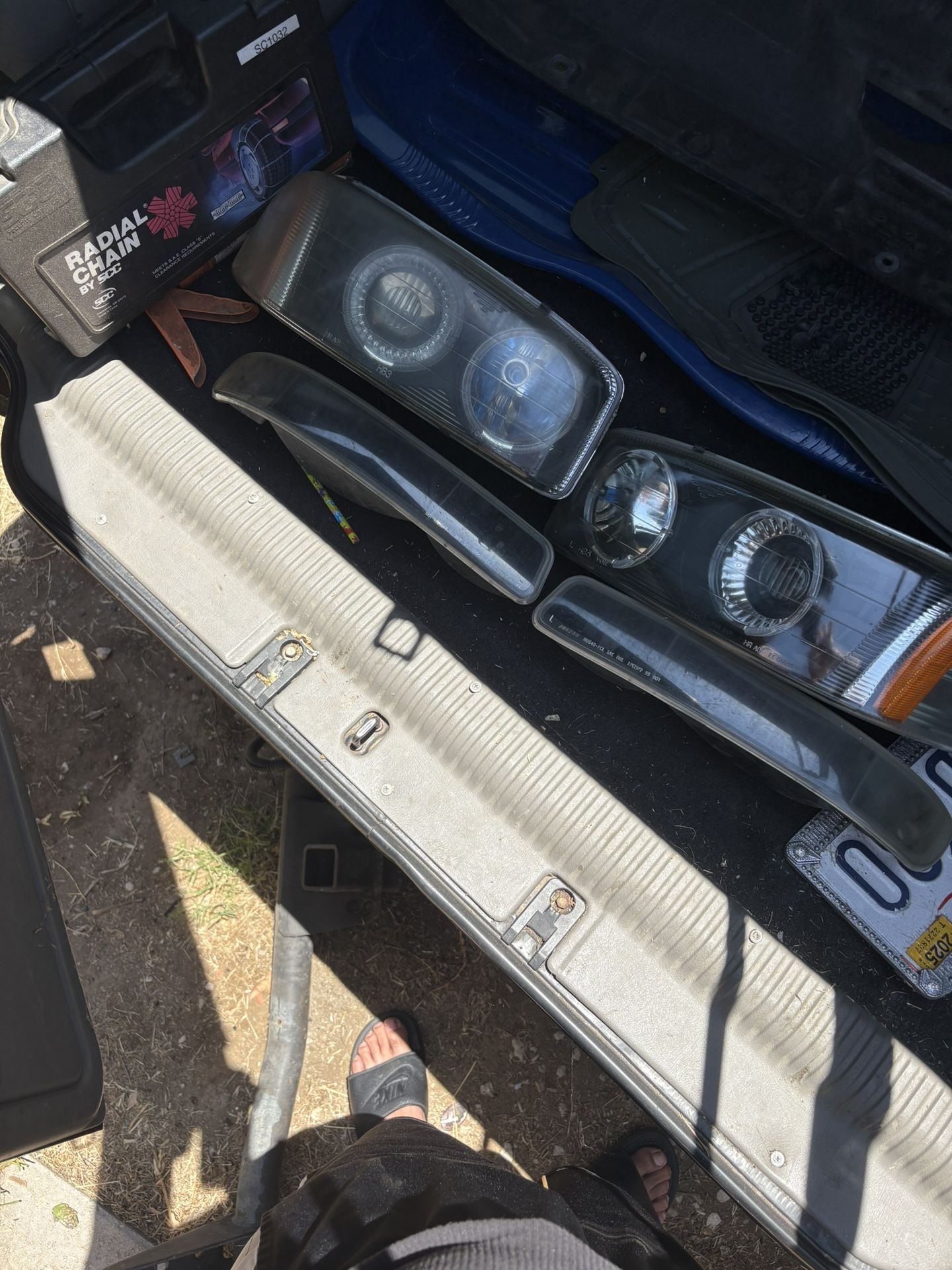 GMC Yukon Sierra Headlights