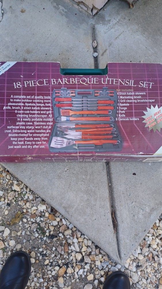 18 Piece Barbecue Utensil Set