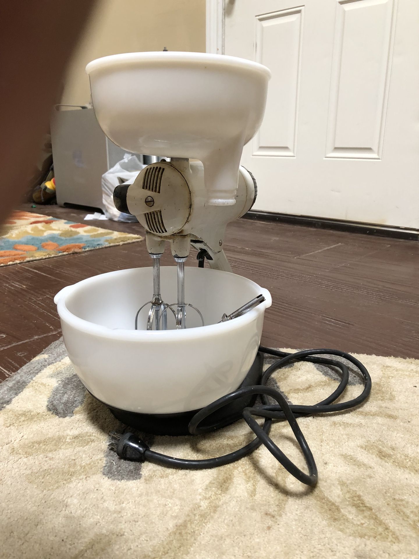 Sunbeam Mixmaster, early 1950s. Including juice and milkshake attachments,  $25.00 : r/vintage
