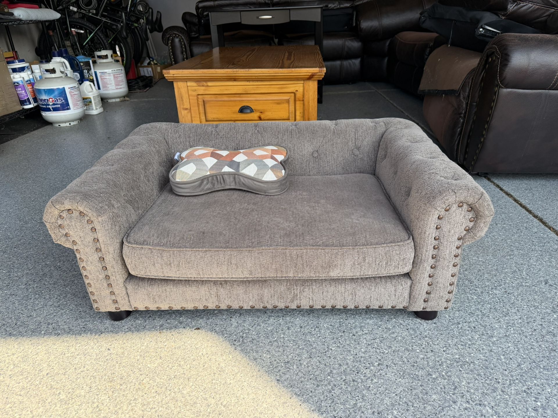 Petmate La-Z-Boy Newton Sofa Large Dog Bed, 40 x 27 Inches, Graphite