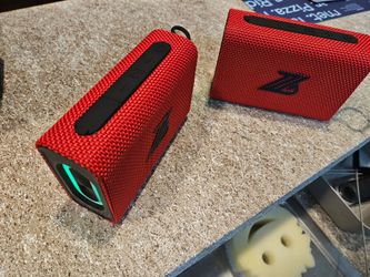 Red Bluetooth speaker wallet sized 10 watt output used like new