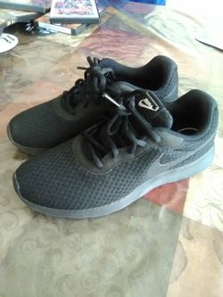 Nike jj2 women's black size 7 (like new)