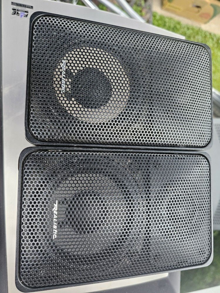 Realistic Minimus-7 40-2030C Black Wired 40-Watt 8-Ohm Bookshelf Speakers