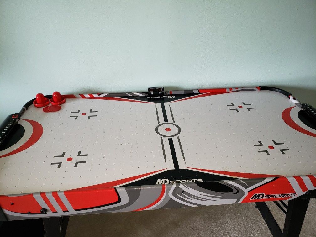 Air hockey table