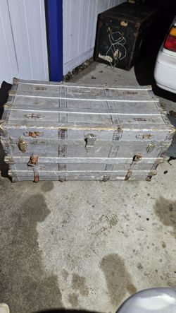 Vintage Steamer Trunk (Silver)