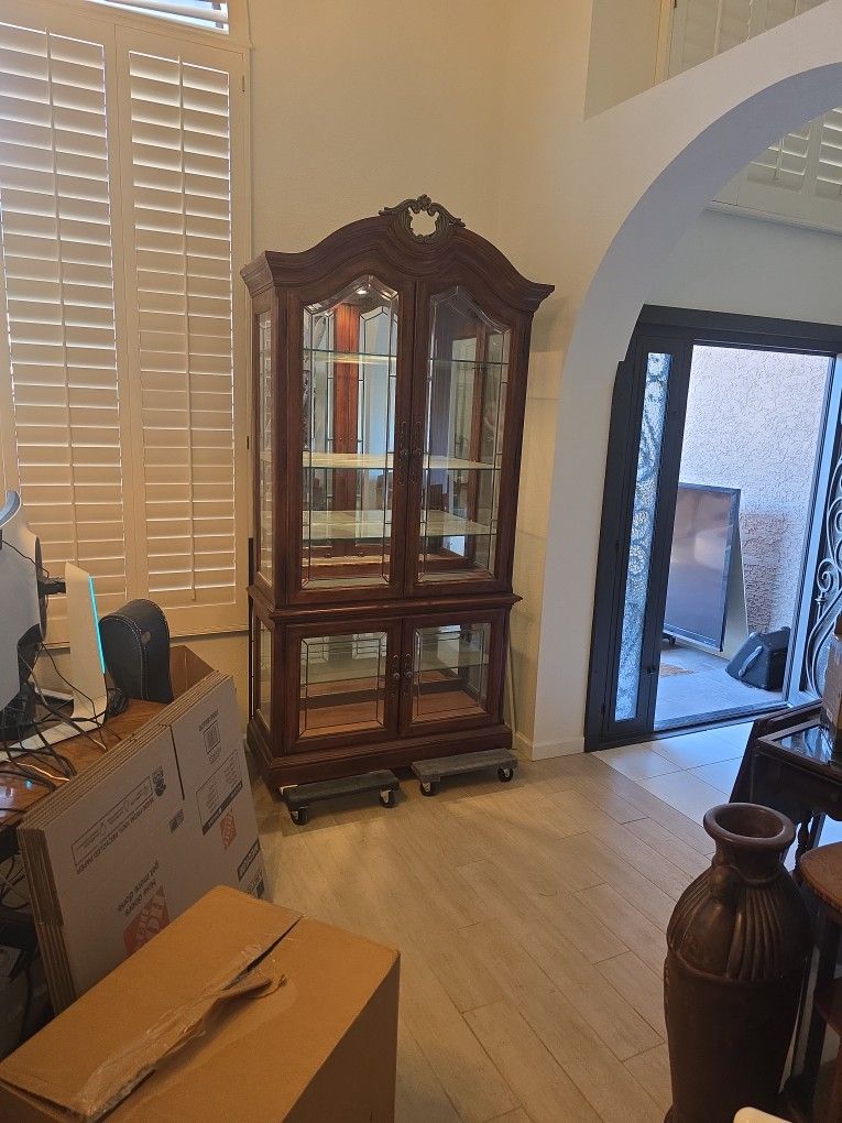 Thomasville Curio / China Cabinet W / Lights