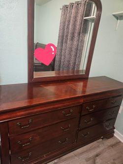 Dresser with mirrow