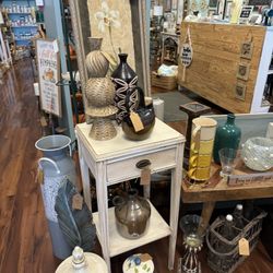 Wooden Antique Off-White Glazed Nightstand / End Table – Distressed Finish – Shabby Chic Furniture