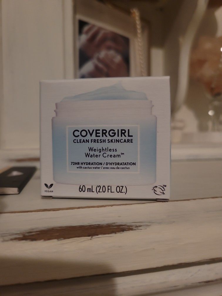 CoverGirl Clean Fresh Skincare Weightless Water Cream