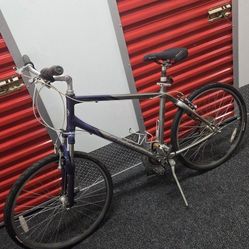 Giant Hybrid Bike – Great Condition – Tall Frame. Price is negotiable!