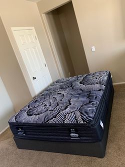 QUEEN SERTA MATTRESS AND FREE BOX SPRING