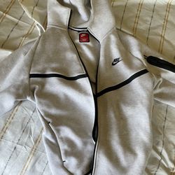 white Nike Tech Size Large