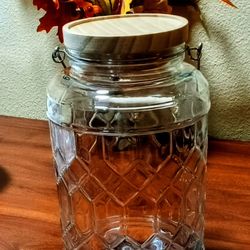 Duvall Glass Dispenser With Wooden Handle And Lid And Holds 4.5 Quartz Of Your Favorite Drink 🌺!!! 