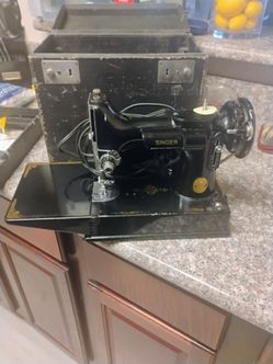 Singer 221 Featherweight Portable Sewing Machine w/Case, Pedal, Accessories