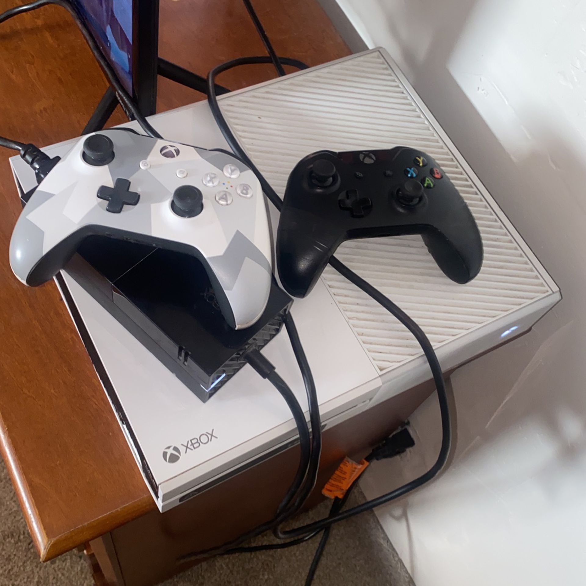 Xbox One White console 2 Comtrollers