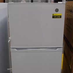 GE  Refrigerator in White