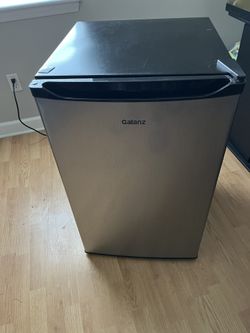 Galanz 4.3 Cu ft Single-Door Refrigerator in stainless steel look