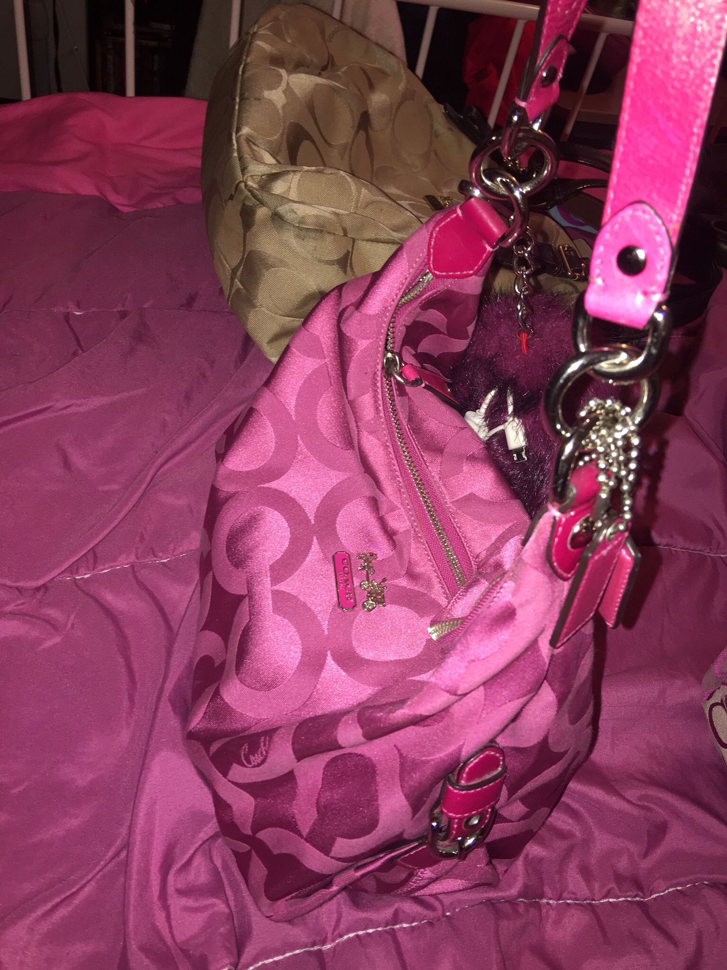 Authentic pink coach purse β
ππππ