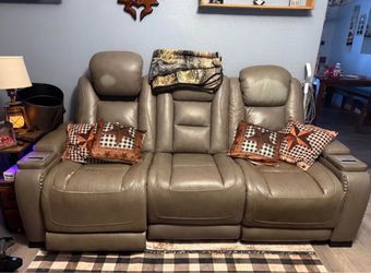 Power Reclining Sofa with Center Console